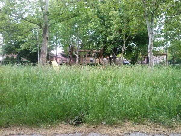 Decje igraliste u korovu