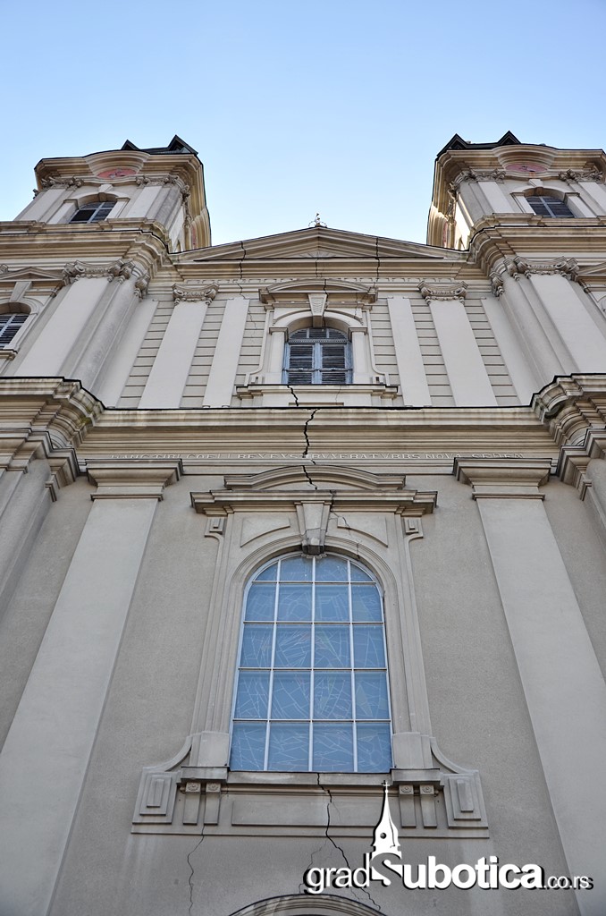 Katedrala sv terezije avilske pukotina fasada ostecena (2)