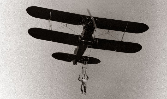 12. oktober 1958, Maribor: Danes je z letališča v Slivnici pripeljalo nad Dravo dvokrilno letalo PO 2 aerokluba Žarko Majcen, v katerem je bil svetovno znan akrobat Dragoljub Aleksič. Letalo je najprej napravilo nekaj krogov, potem pa je na krilo letala stopil akrobat Aleksič in se spustil na prosto visečo lestvo. Najprej je izvedel akrobatsko točko, pri kateri je z glavo navzdol visel na eni nogi, pri drugi točki se je držal lestve samo z zobmi, pri zadnji točki svojega, Mariborčanom že znanega sporeda pa je razvil jugoslovansko zastavo. Življensko nevaren akrobatski spored, pri katerem je pred leti tisočem in tisočem zastajal dih, je gledalo nekaj tisoč Mariborčanov, ki so se zbrali na obeh bregovih drave.