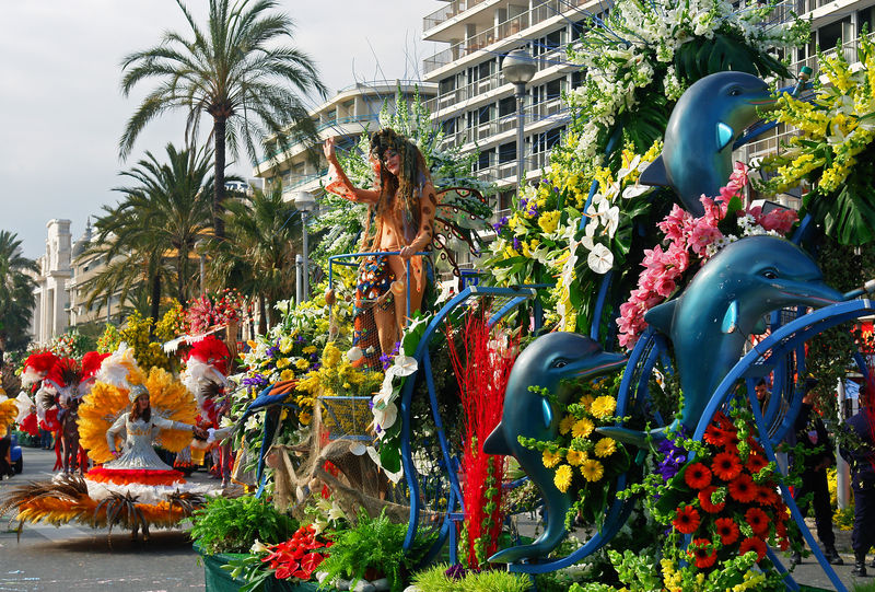 Blumenwagen und Blumenmädchen im Festzug der Bataille des Fleurs in Nizza, Departement Alpes-Maritimes, Provence Alpes Cote d'Azur, Frankreich