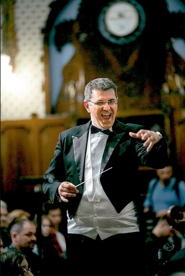 Csaba Pacz Čaba Paško spojio je tri profesije: sveštenik, dirigent i profesionalni ...
